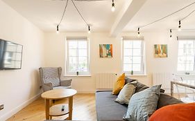 Central, Bright 2 Bed Flat